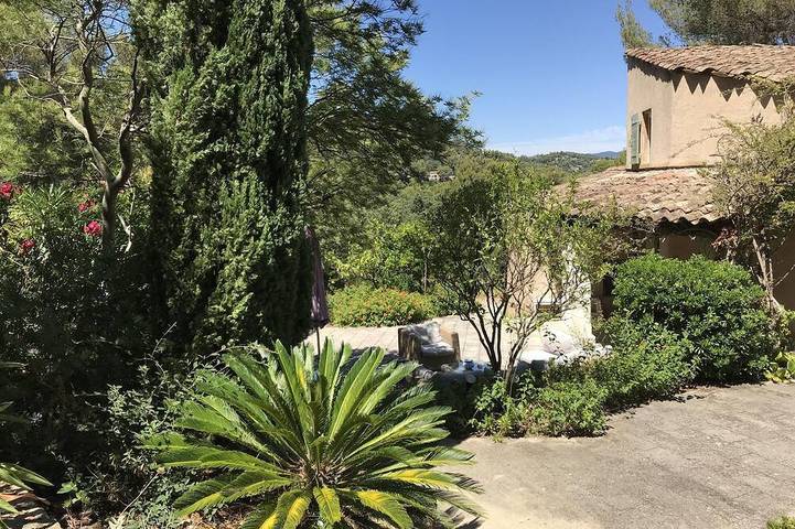 South-facing villa on the seaside, in the private domain of the Cap Bénat in Cap Bénat, Bormes-les-Mimosas