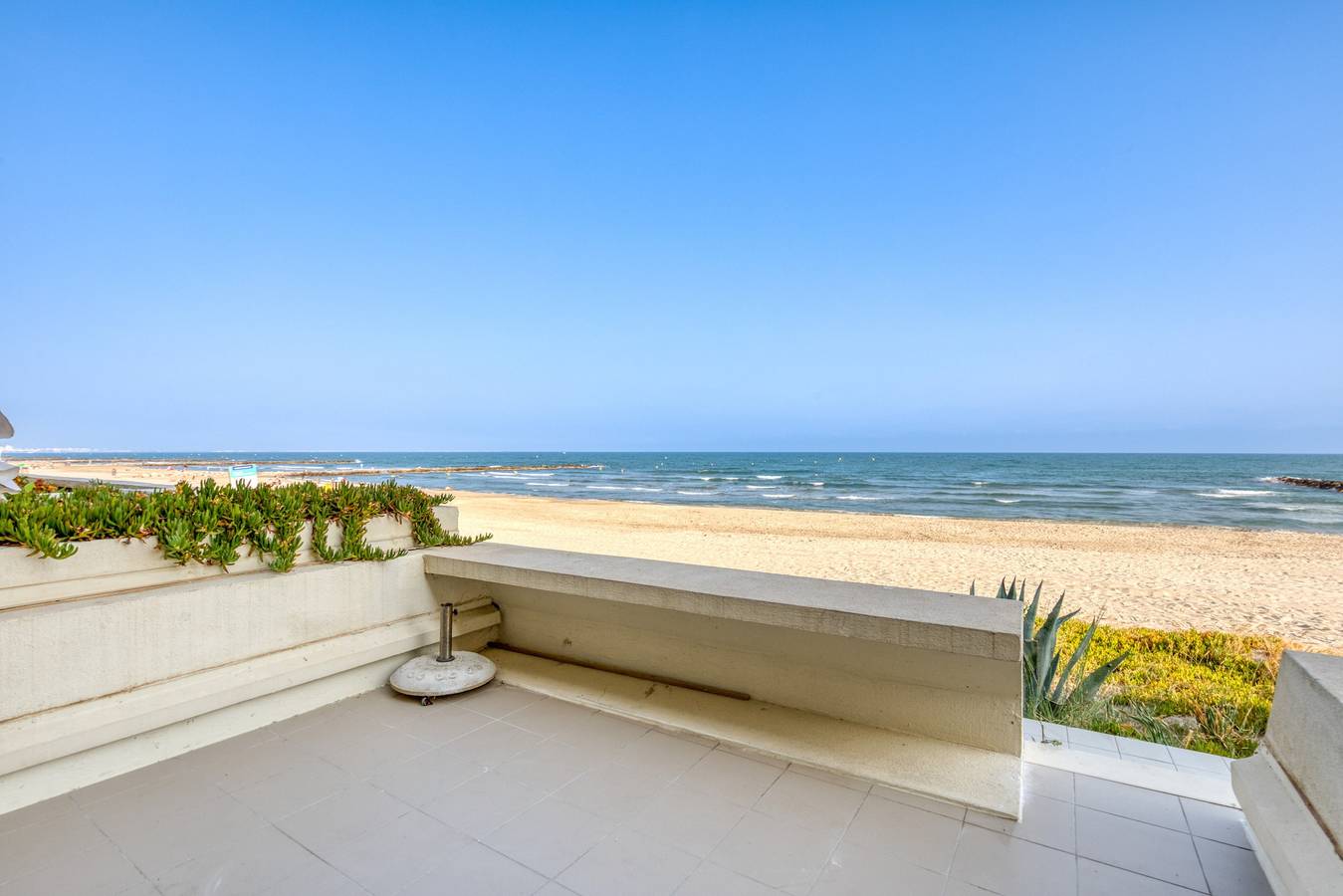 Apartamento entero, Apartamento "Première Ligne Avec Terrasse" con vistas al mar, terraza privada y Wi-Fi in Carnon-Plage, Mauguio