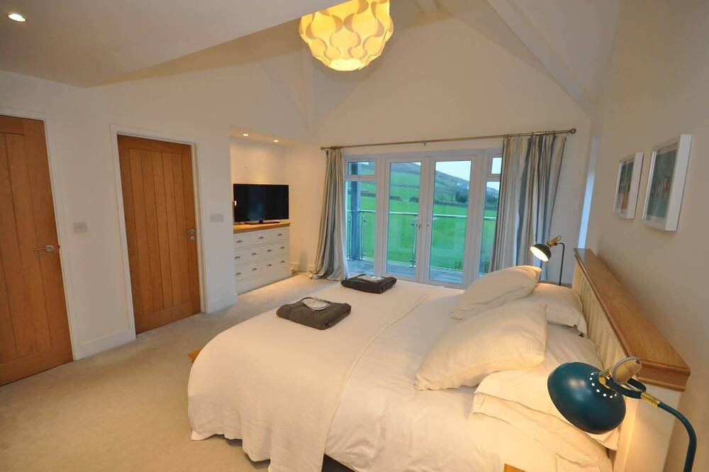 Seascape Croyde with private Hot Tub, Croyde Beach in Croyde, Devon