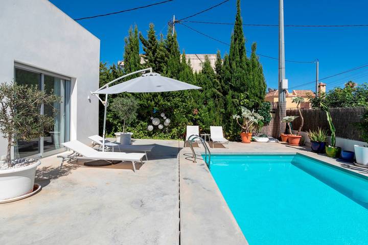 Villa La Paloma – Villa moderna con piscina privada a solo 350 m del mar in Platja de l'Amerador (el Campello), Campello