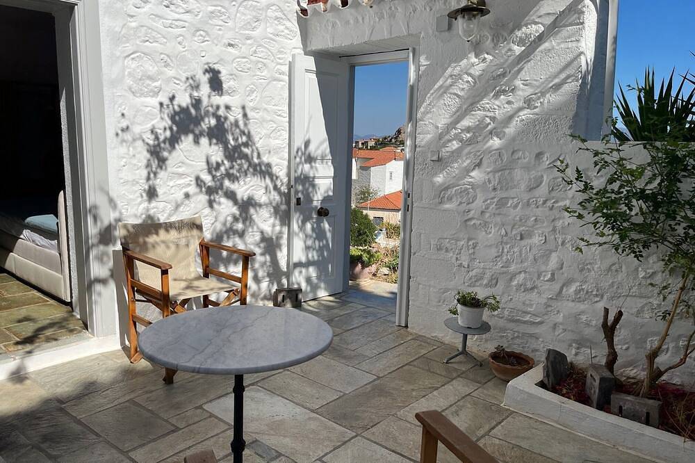 Entire apartment, Brigitte house. nice studio with beautiful view small courtyard inside in Hydra
