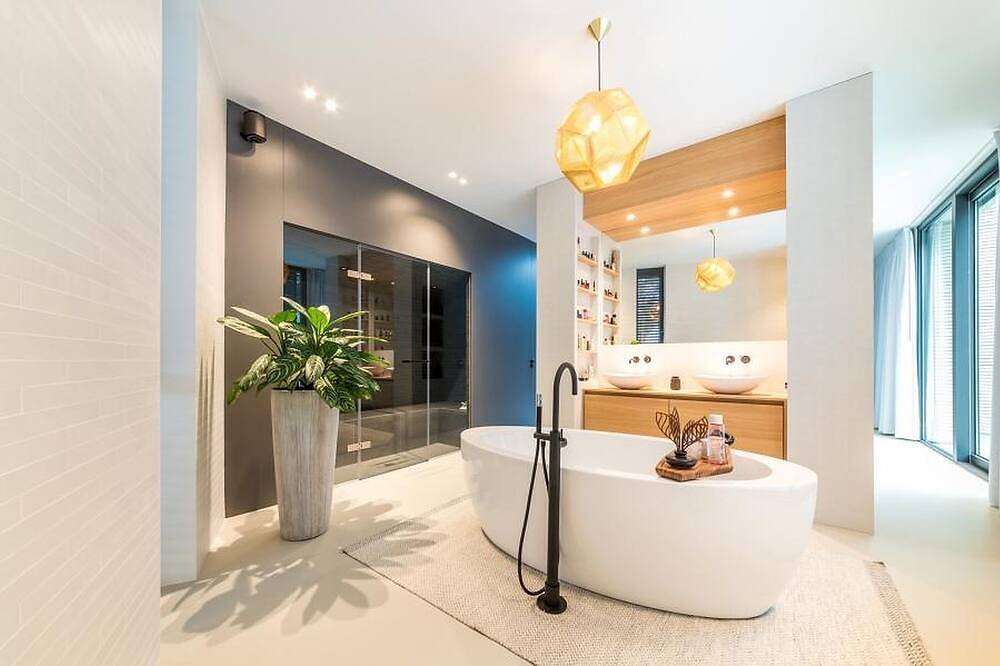 Exclusive family villa with pool, jacuzzi and 3 luxury suites in Brabant in Goirle, Nordbrabant