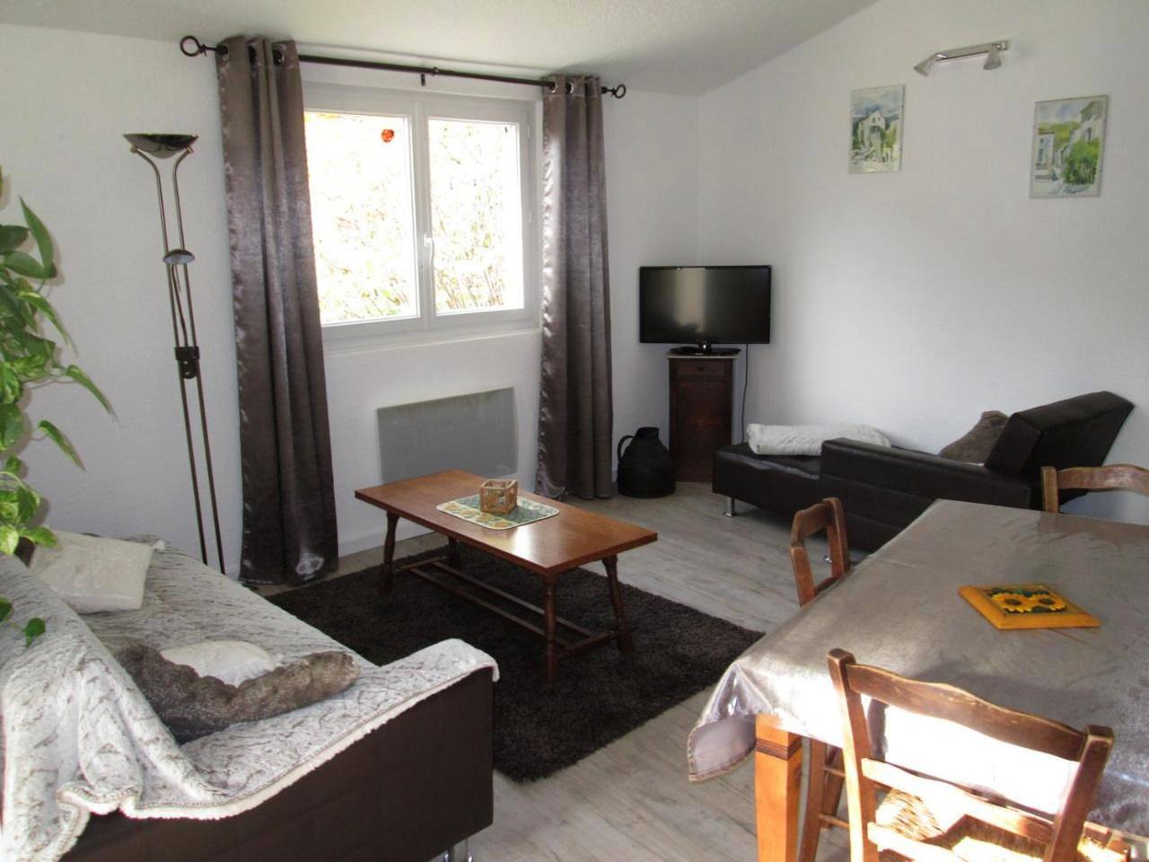 Appartement entier, Two Bedroom Apartment with Terrace in Condorcet, Région de nyons