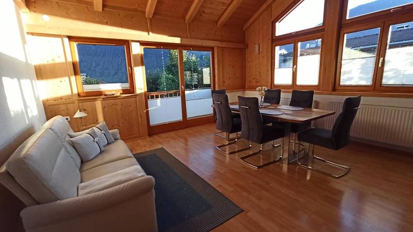 Ferienwohnung für 5 Personen, mit Balkon und Ausblick in Obsteig