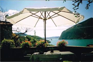 Location de vacances pour 5 personnes, avec jardin ainsi que vue sur le lac et vue, adapté aux familles à Monte Isola
