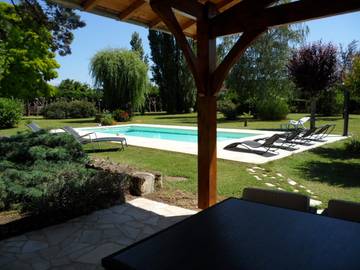 Gîte pour 8 personnes, avec piscine ainsi que terrasse et jardin à Chancelade