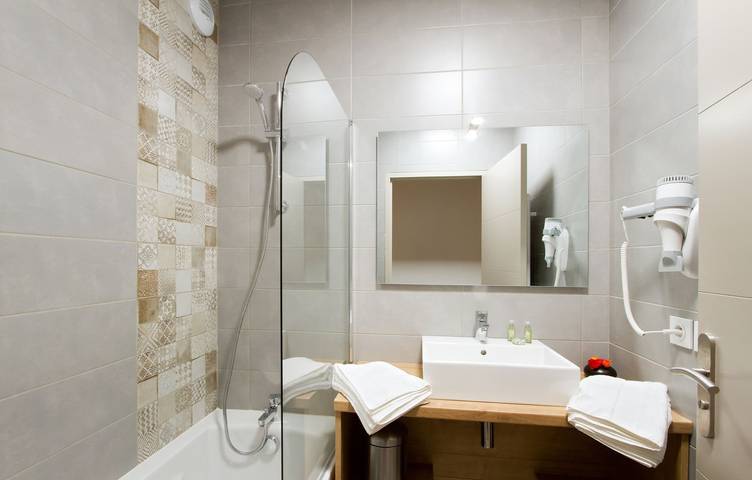 Gîte pour 8 personnes, avec terrasse ainsi que piscine et sauna à Orcières - 3