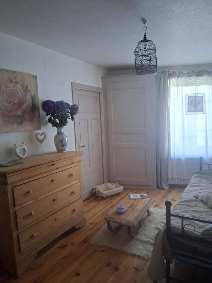 Location de vacances pour 4 personnes, avec jardin et terrasse ainsi que vue et piscine, animaux acceptés à Échandelys