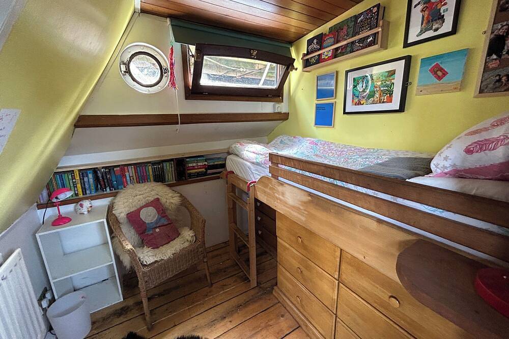 Houseboat on the Thames in London next to Kew Gardens in Richmond upon Thames, London