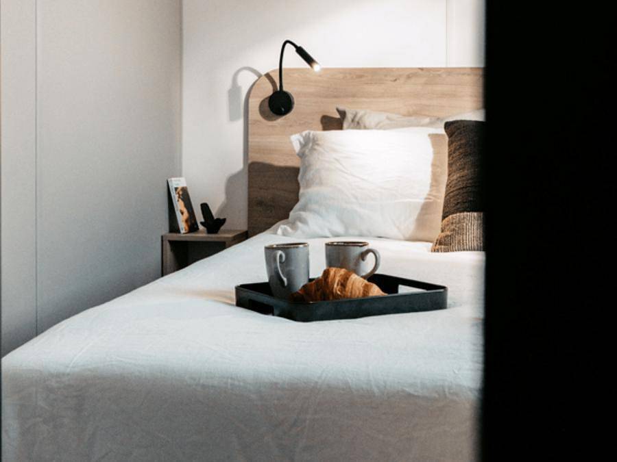 Flower Camping Les Dunes - Mobilhome 2 personnes - Homeflower Premium Clim 20m² (1 chambres) + terrasse semi-couverte + Tv + draps + serviettes in Longeville-sur-Mer, Vendée