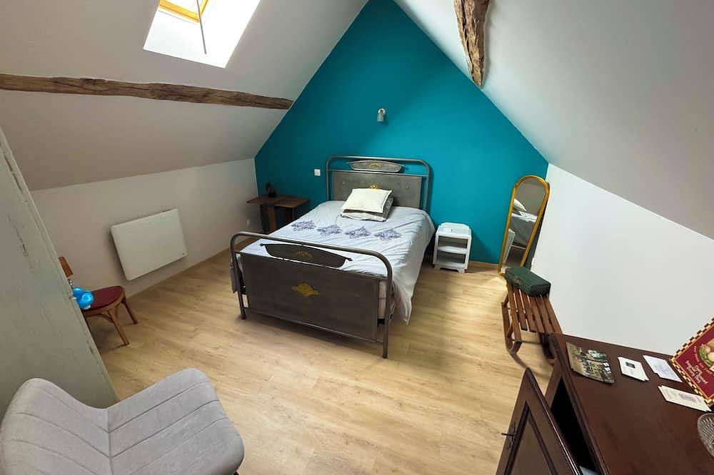 Gîte indépendant pouvant accueillir jusqu'à 6 personnes, situé dans une forêt. in Saint-Parize-le-Châtel, Nièvre