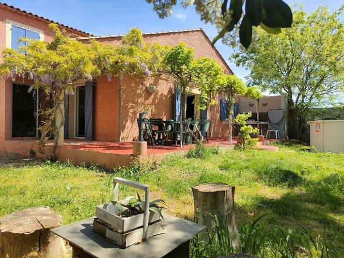 Location de vacances pour 10 personnes, avec bassin pour enfant et jardin ainsi que vue et piscine à Brignac
