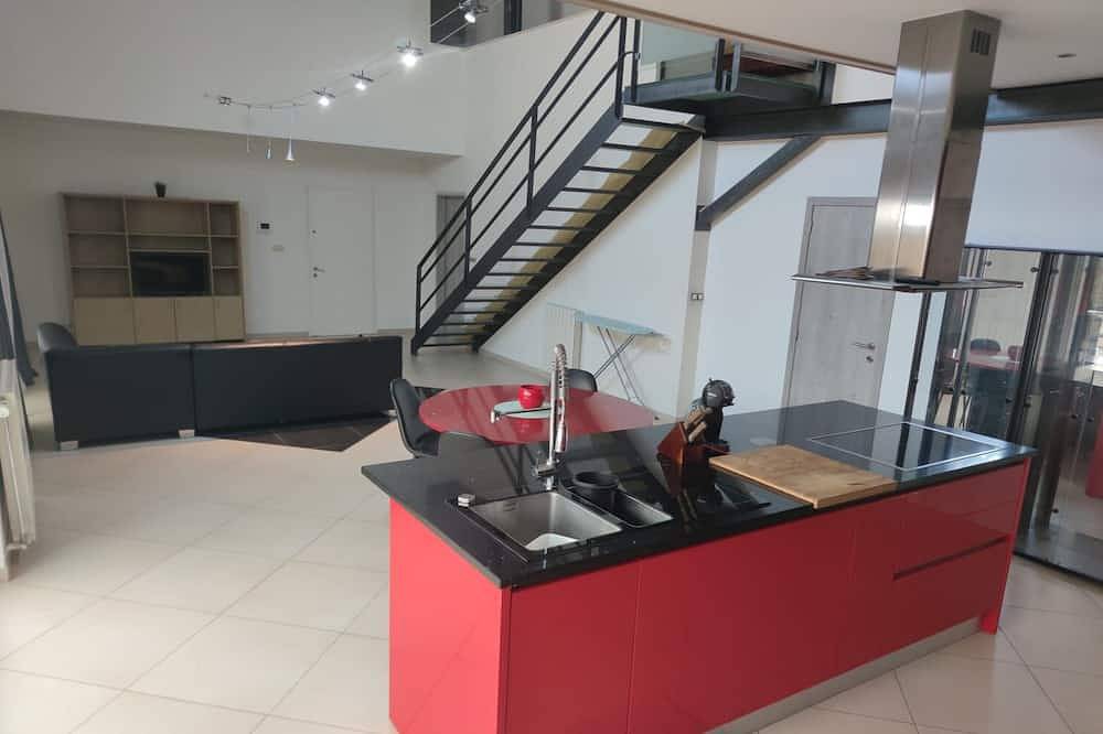 Private room for 2 in a 350M2 shared Villa in Charleroi, Henegouwen