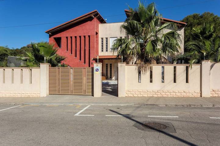 Villa pour 16 personnes, avec jardin et balcon à Calafell