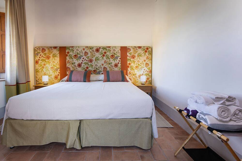 Private pool, A/C, Wifi, enchanting views, vineyards and 5mins to shops & bars in Fabro, Provincia de Perugia