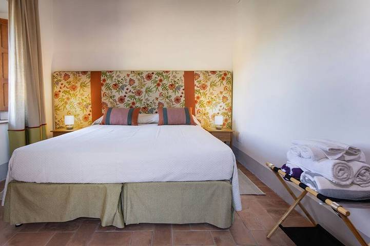 Private pool, A/C, Wifi, enchanting views, vineyards and 5mins to shops & bars in Fabro, Provincia de Perugia