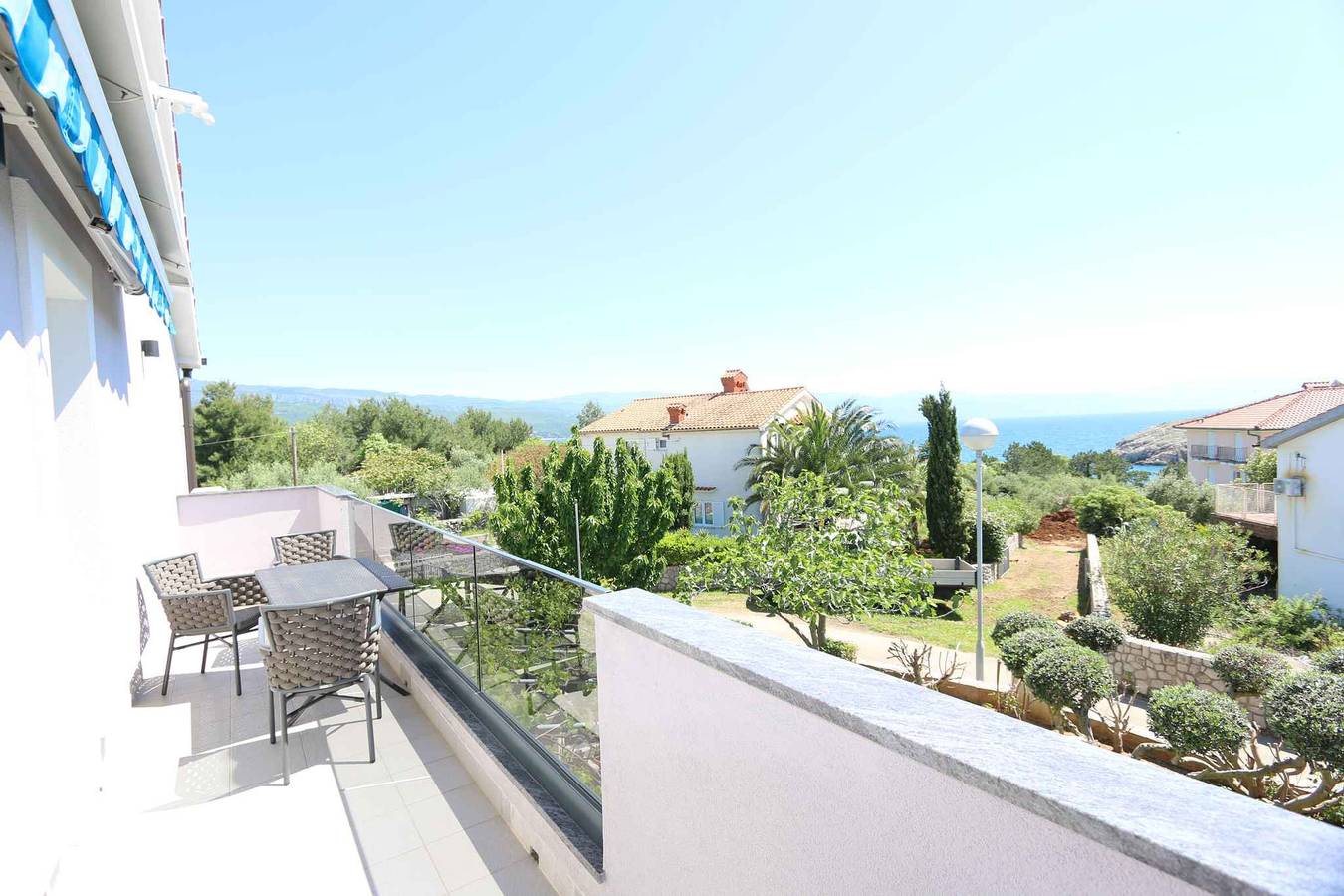 Apartamento vacacional entero, Apartamento de vacaciones con balcón y vista al mar in Silo (Krk), Krk (isla)