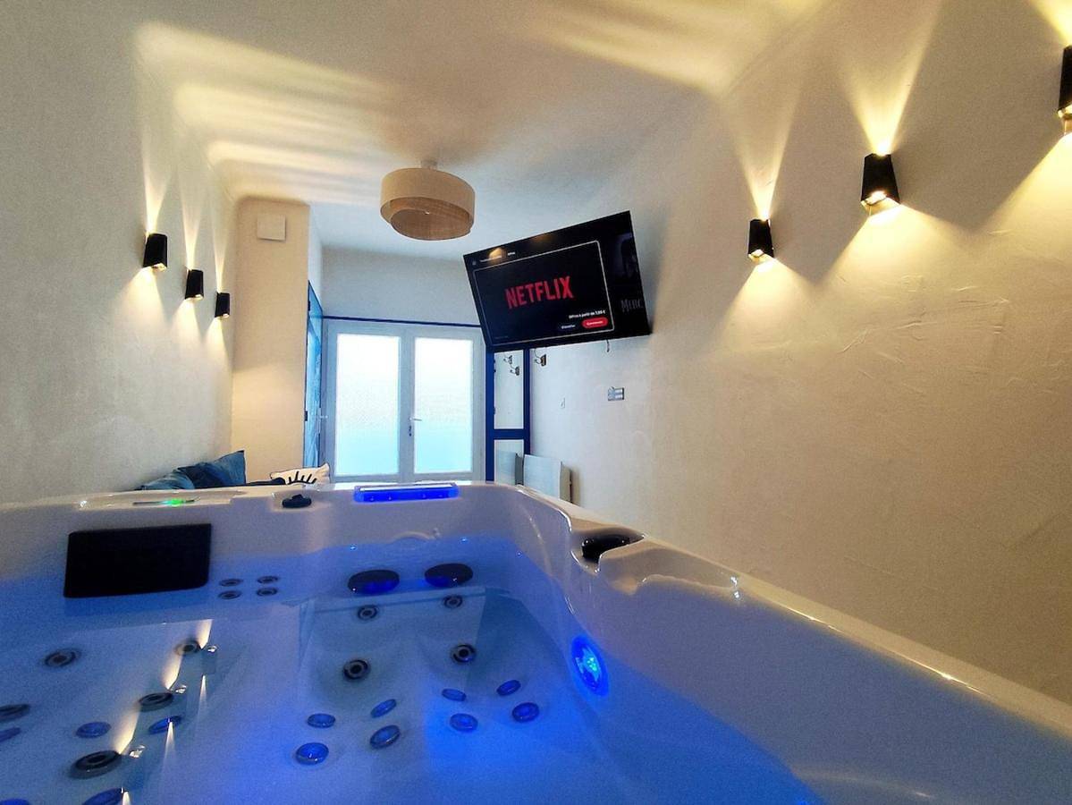 Appartement entier, Santorini, Relaxing Spa, Terrace and Parking in Poitiers, Vienne (France)