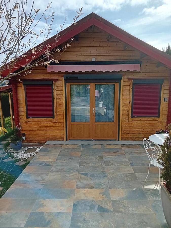 Location de vacances pour 2 personnes, avec jardin ainsi que vue et terrasse à Saint-Georges (Cantal)