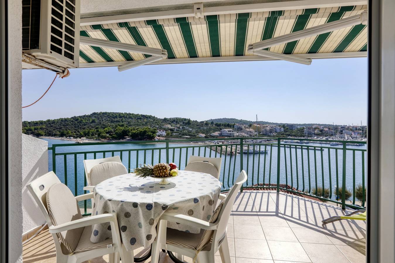 Ganze Wohnung, 1-Zimmer-Ferienwohnung am Strand Jezera, Murter -d in Tisno, Murter