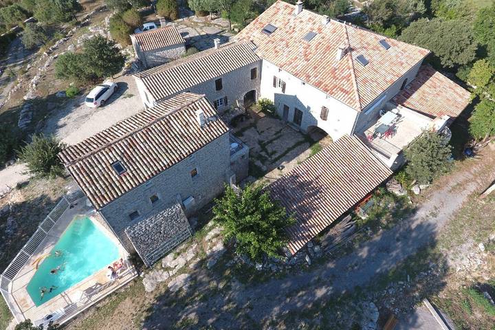 Maison de vacances pour 5 personnes, avec Terrasse ainsi que Jardin et Piscine à Labeaume