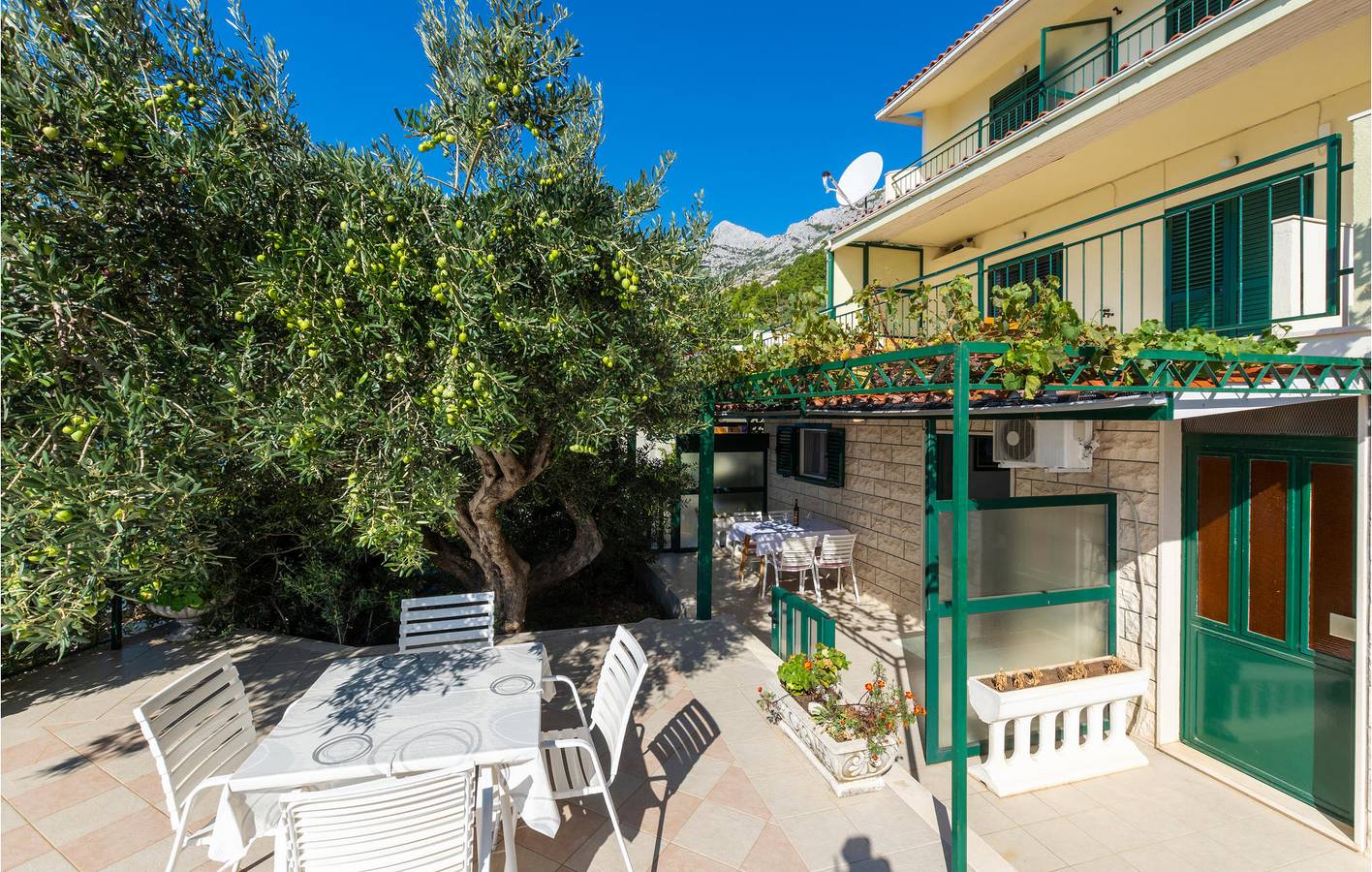 Ganze Ferienwohnung, Gemütliche Unterkunft, 1,5 km vom Strand entfernt: 2-Zimmer-Wohnung mit WLAN, Parkplatz und Terrasse in Pisak, Split-Dalmatien