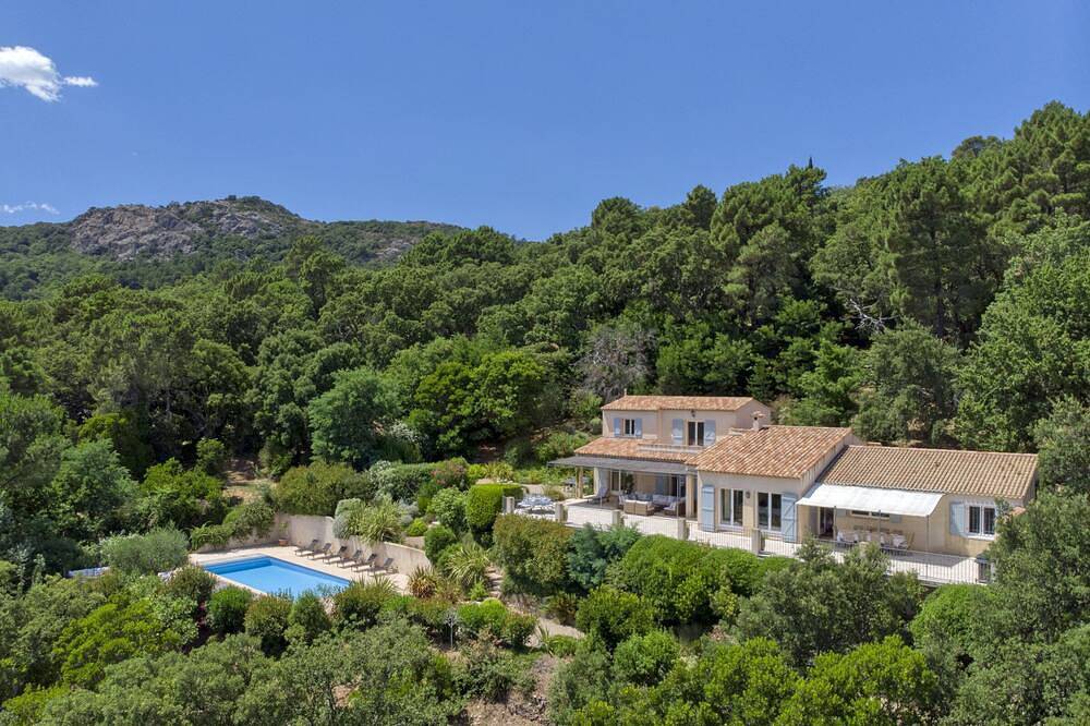 Grande villa. 25 minutes à l'intérieur des terres de St Tropez.  Magnifique vue sur la mer. in La Garde-Freinet, Côte méditerranéenne (France)