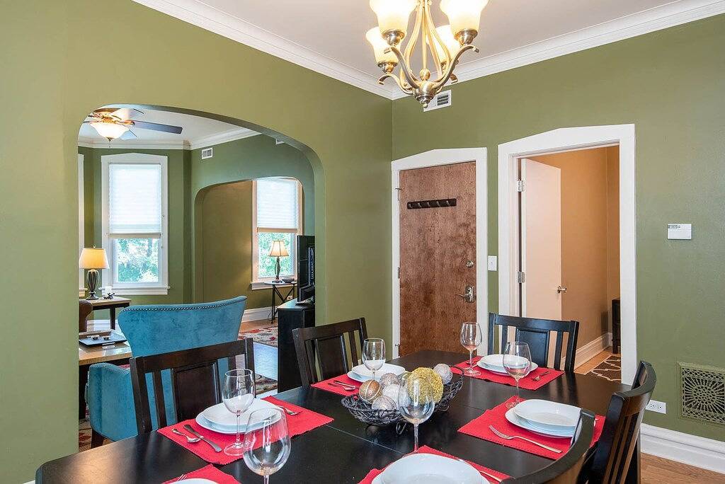 Ganze Wohnung, Roscoe Village- Nur wenige Schritte, um nette Geschäfte und Restaurants! Schlafmöglichkeiten 4-6 in Chicago, Cook County