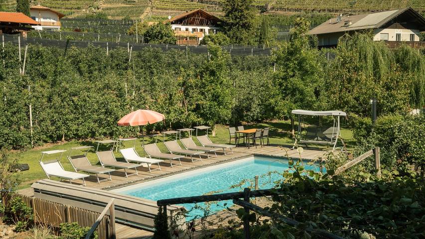 Appartamento "Doppelzimmer" con vista montagna, piscina comune e Wi-Fi in Plars di Mezzo, Lagundo