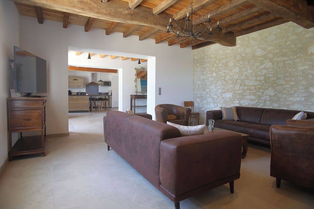 Grand gîte rénové et climatisé en pleine campagne avec piscine chauffée 6 ch 15p in Castillonnès, Région de Villeneuve-sur-Lot
