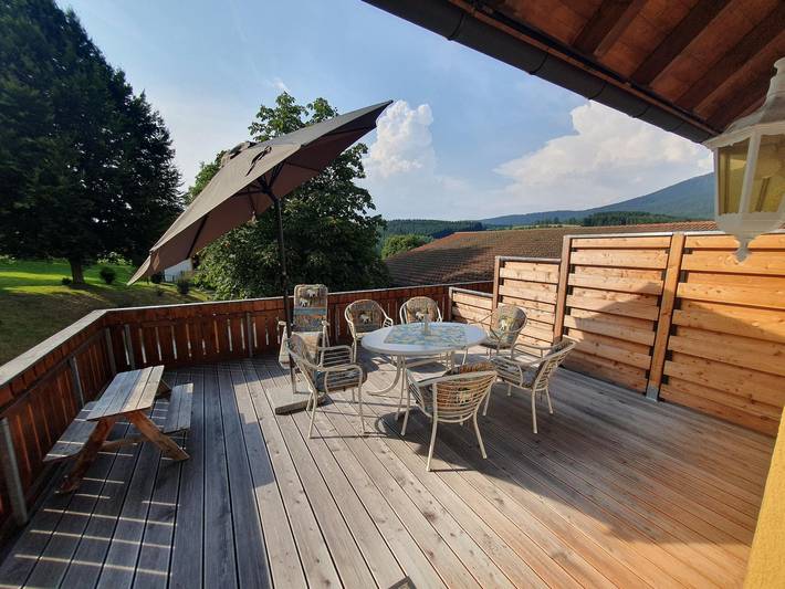 Ganze Wohnung, Ferienwohnung "Sonnenzeit" - Ferienwohnung mit großer Südwest-Terrasse & unbegrenztem Osserbad-Zugang in Lohberg, Ostbayern