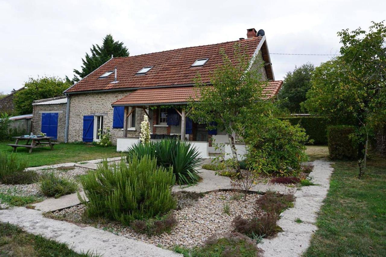Villa La Bazonnerie, met privé zwembad in Azerables, Région de Guéret