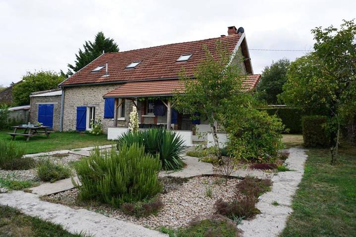 Location de vacances pour 8 personnes, avec vue ainsi que piscine et jardin, animaux acceptés à Azerables - 4