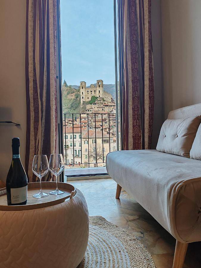 Vakantiewoning voor 5 personen, with Balkon and Terras as well as Uitzicht in Dolceacqua