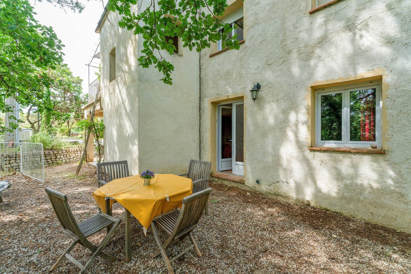 Apartamento entero, Apartamento 'Gite Du Petit Bois - Bignone' con piscina compartida, Wi-Fi y aire acondicionado in Villedieu, Vaucluse
