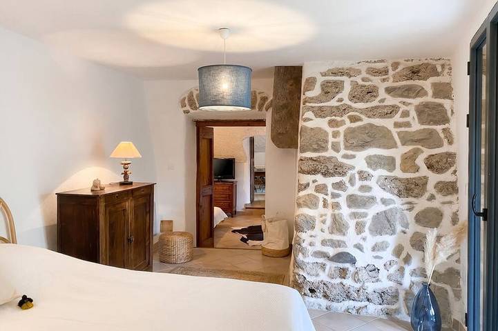 Location de vacances pour 9 personnes, avec Terrasse ainsi que Jardin et Piscine à Saint-Julien-de-la-Nef - 3