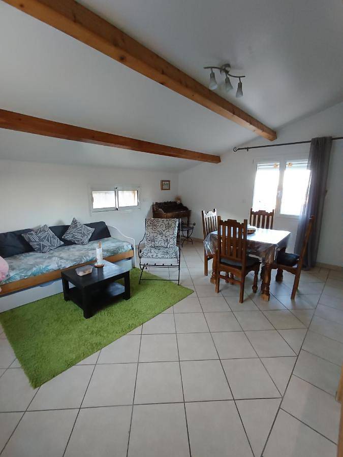 Appartement de vacances pour 4 personnes, avec terrasse ainsi que piscine et vue, animaux acceptés