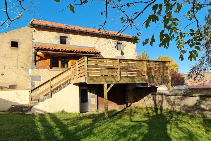 Location de vacances pour 8 personnes, avec jardin à Saint-Genès-Champanelle