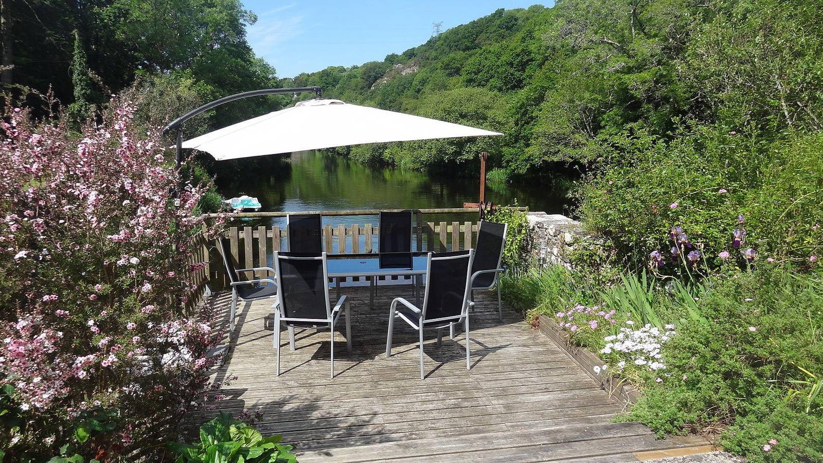 Apartamento vacacional entero, Flat with private terrace overlooking the river in Quimperlé, Region de Quimper