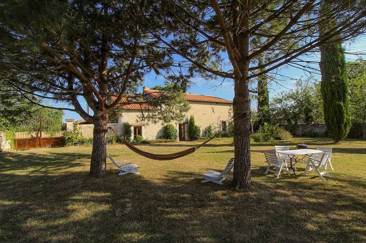 Gîte pour 4 personnes, avec piscine ainsi que jardin et terrasse à Prinçay