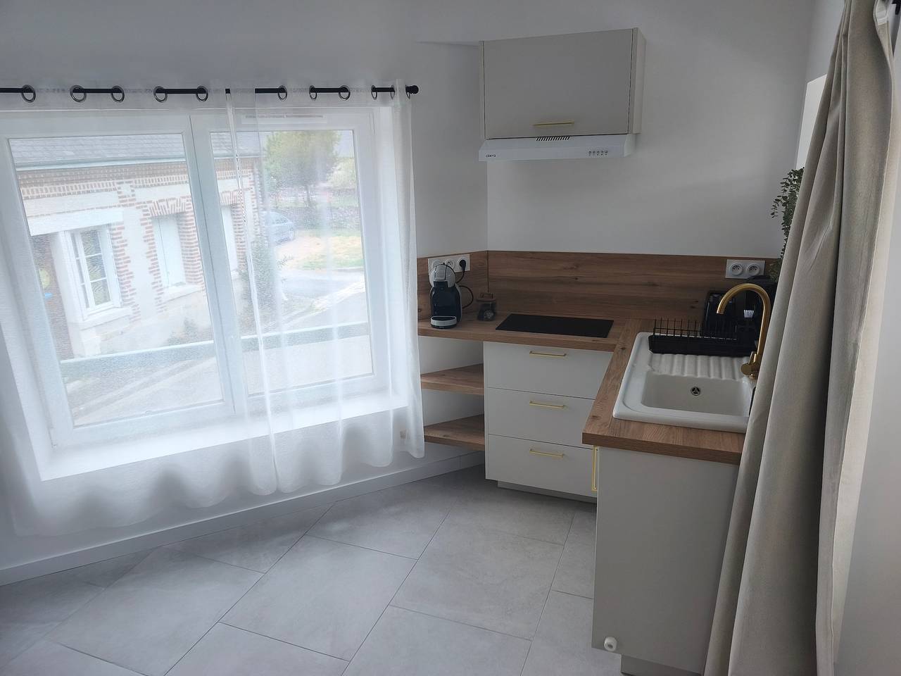 Appartement entier, Gite "La Glycine" 2 personnes avec piscine accessible et chauffée de mi mai à septembre in Veuves, Région de Blois