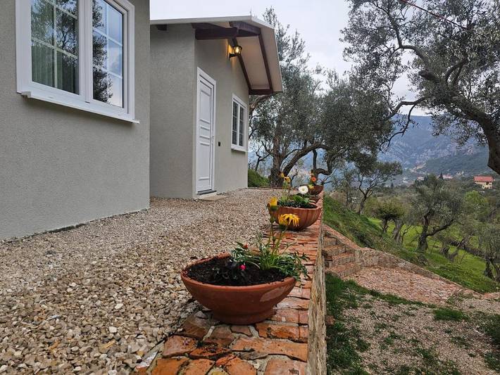 Gîte pour 4 personnes, avec piscine et bassin pour enfant ainsi que jardin et vue