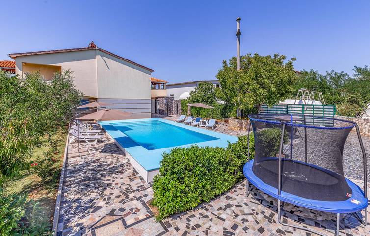Ganze Ferienwohnung, Gemütliche 100 m² große Wohnung mit Pool, WLAN und Parkplatz in der Nähe des Stadtzentrums von Sisan in Sisan, Südküste Istrien