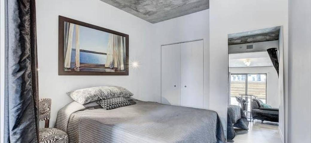 Location de vacances pour 2 personnes, avec balcon ainsi que piscine et jacuzzi à Montréal