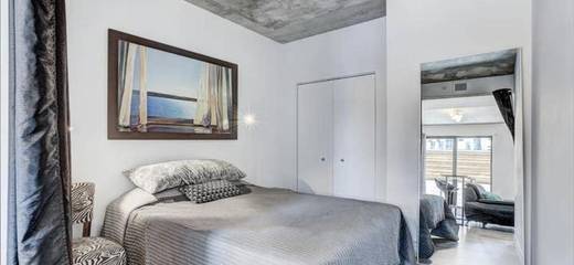 Gîte pour 2 personnes, avec balcon ainsi que jacuzzi et piscine à Montréal