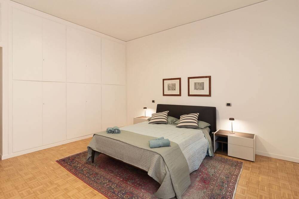 Apartamento entero, Elegant apartment of 193 sqm located on the first floor of a vintage building with elevator (5 steps to access), able to accommodate up to 7 people.The accommodation is located near the city center of Mantua, in just 15 minutes walk you can reach all the in Mantua, Provincia de Mantova