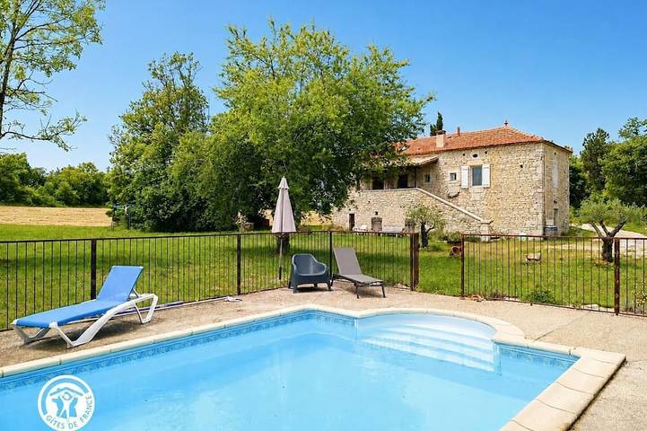 Location de vacances pour 4 personnes, avec piscine et jardin à Villesèque