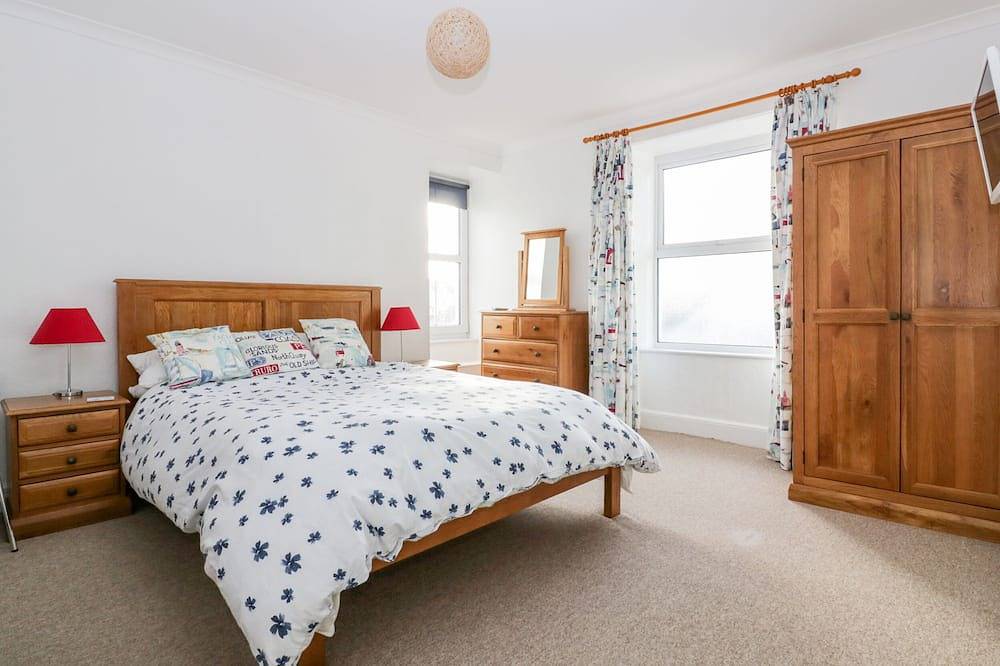 Trevena Lodge, pet friendly, with hot tub in Tintagel in Tintagel, Cornwall