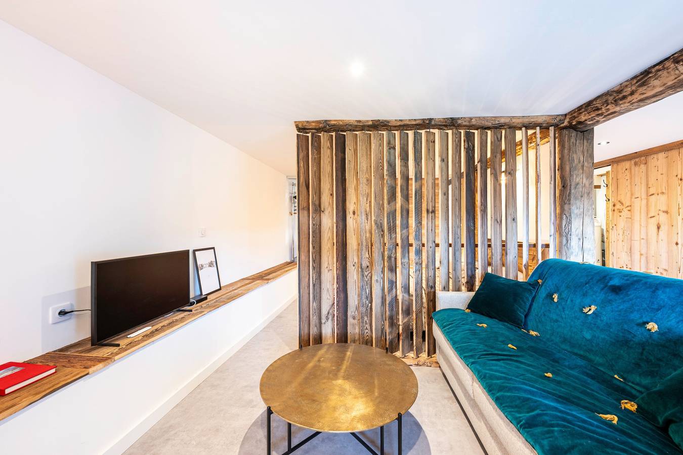 Entire studio, Studio 'Le Petit Érable - Mont Blanc View' with Mountain View, Private Terrace and Wi-Fi in Villard-sur-Doron, Albertville region