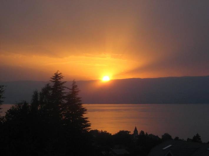 Location de vacances pour 3 personnes, avec vue sur le lac et terrasse ainsi que vue et jardin à Neuvecelle - 3